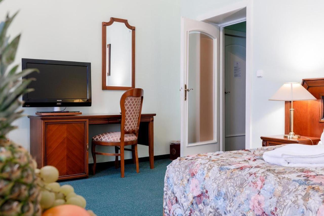 Hotel Ester Карлови Вари Екстериор снимка