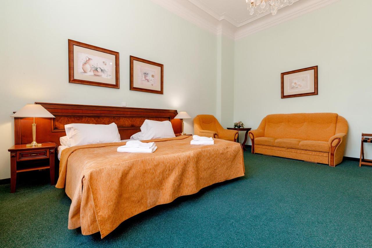 Hotel Ester Карлови Вари Екстериор снимка