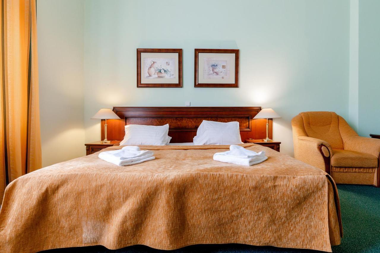Hotel Ester Карлови Вари Екстериор снимка