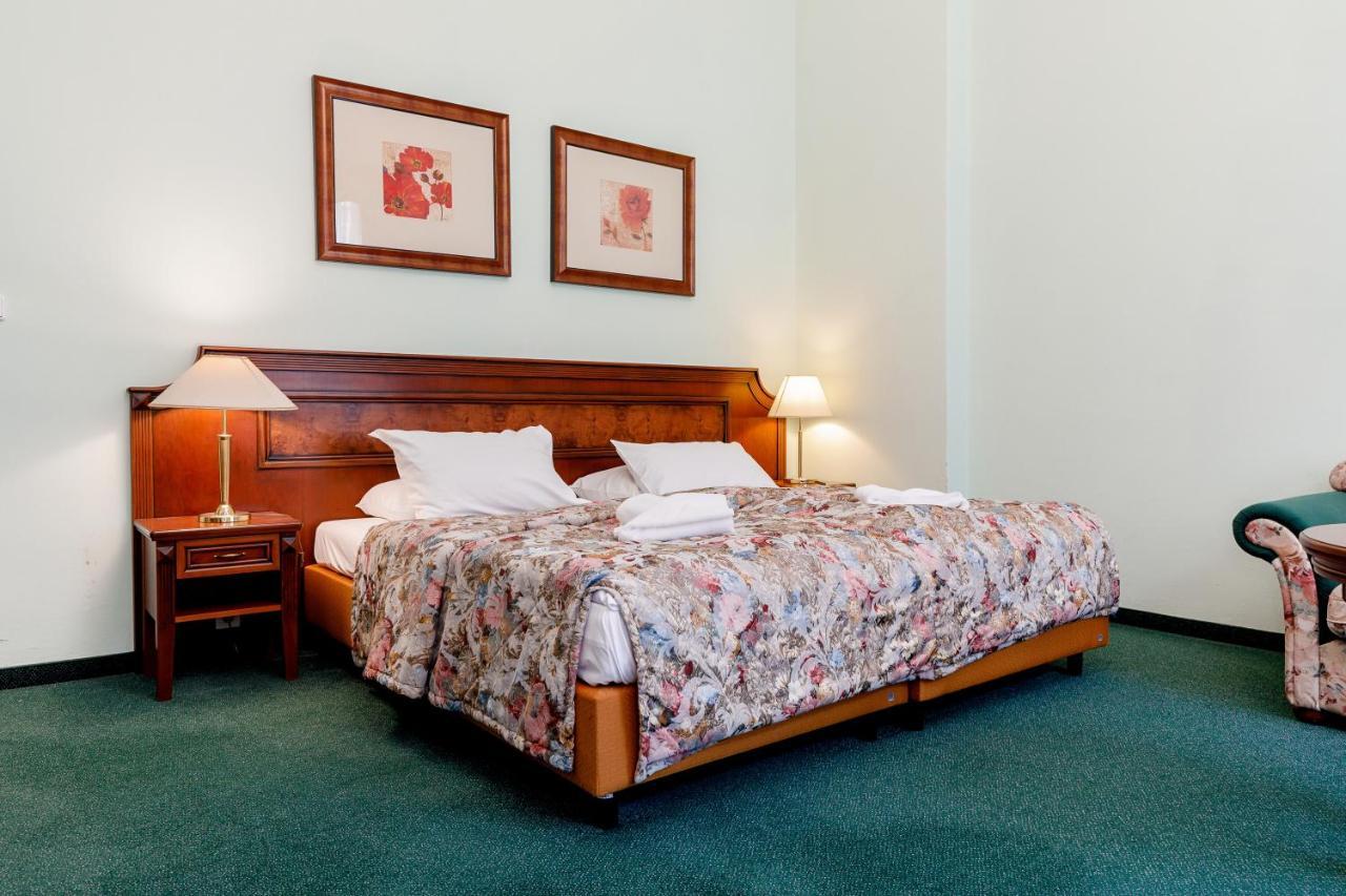 Hotel Ester Карлови Вари Екстериор снимка