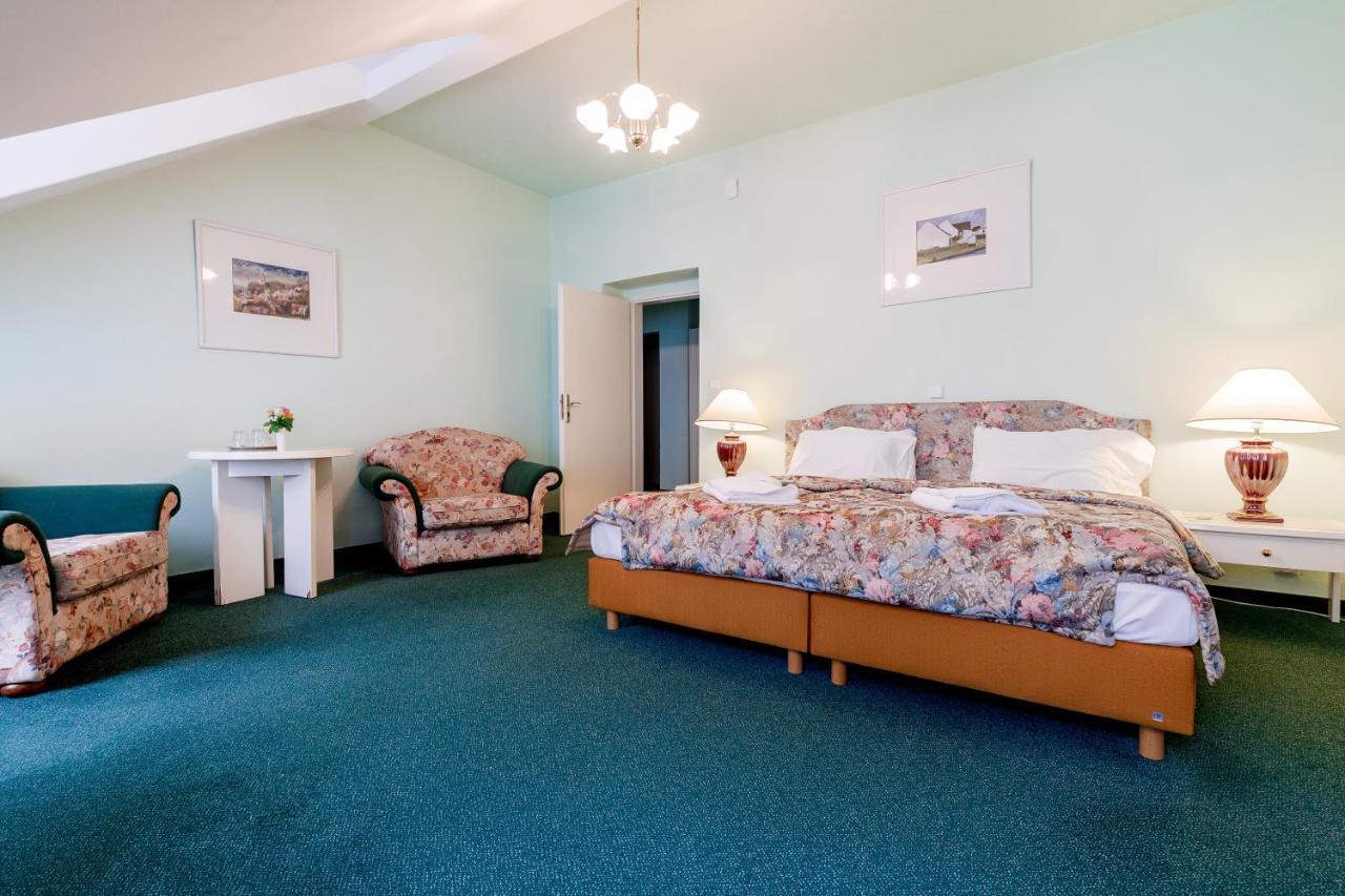 Hotel Ester Карлови Вари Екстериор снимка